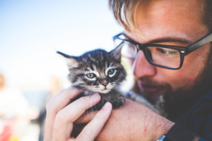 A man holding a kitty